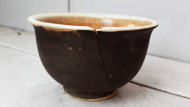 贫穷男孩救一老乞丐,老乞丐死后留一破碗,3年后被拍卖3百万大洋!