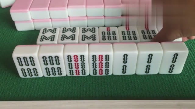 小伙做出一把清一色,连摸杠两个,最后一张六条都能杠上花自摸!