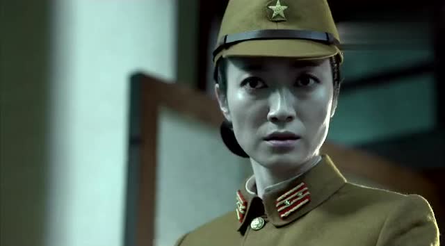 伪装者:明台和程锦云躲在屋顶上,差点就被南田洋子发现了