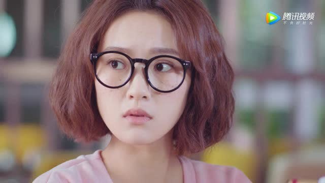 顾南锡替不会喝酒的陈青青饮了杯酒,蓝馨雅鼓动司徒枫替自己喝酒