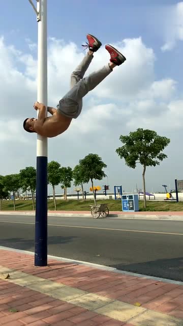 健身达人展示龙旗漫步,没有强大的核心力做不来!