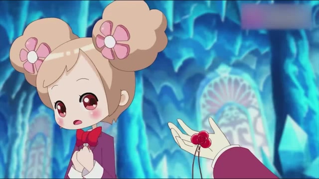 小花仙:小白猪终于吐出东西来了,这一次是安安的变身道具,好美