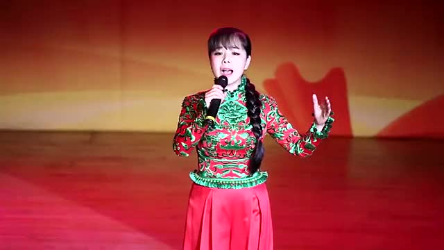 王二妮第一次在美国演出,现场演唱《走西口》一开声台下掌声不断