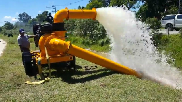 中国制造的大型抽水车,半小时能抽五十吨水,速度太快了