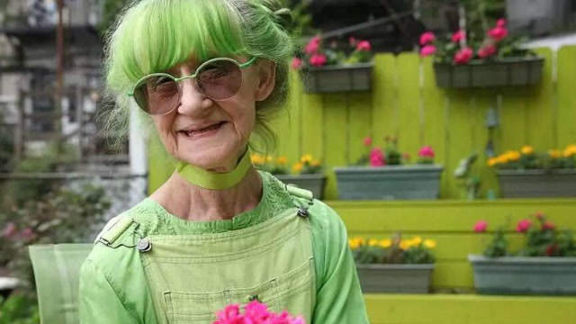 国外75岁高龄老太太一身痴迷绿色,从吃的喝的到化妆品全都是绿色