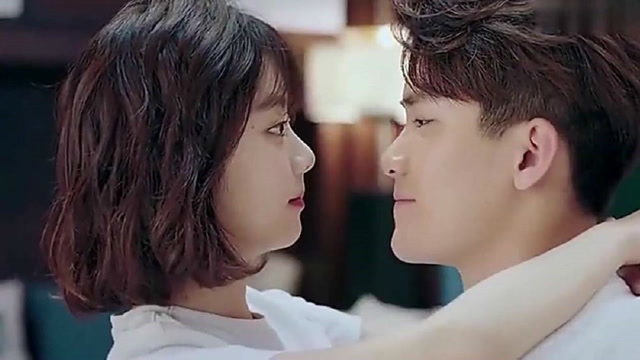 霸道总裁反被灰姑娘扑倒,两人终成眷属深情拥吻!