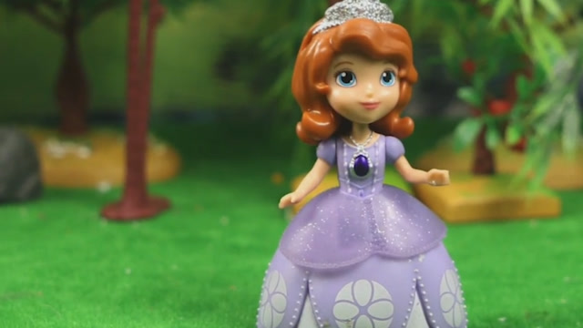 亲子创意玩具:苏菲亚被光头强抓住,奥特曼及时过来帮忙,好有趣啊