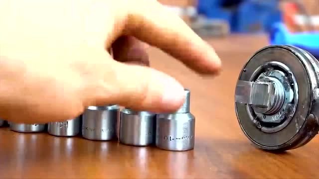 外国小伙把轴承给改成了棘轮扳手,重点是零件是中国产的