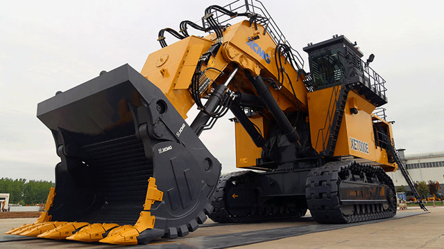 徐工700吨液压挖掘机,动力超过两台99式坦克,一铲斗可挖60吨煤