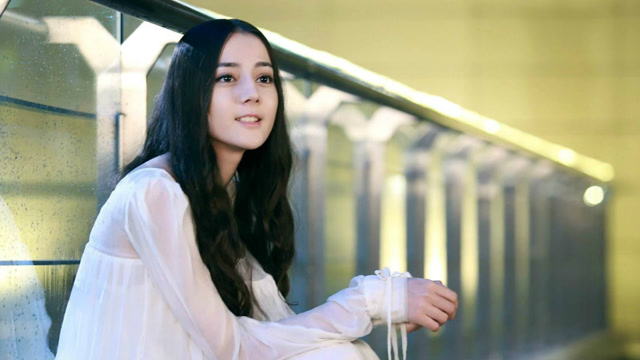 迪丽热巴早年婚纱照曝光 身材瘦小妆容略显老气