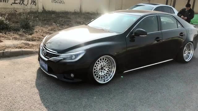 丰田锐志改装低趴外八轮毂再加个小宽体