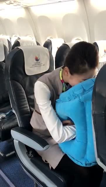 这个漂亮空姐火了,想休息一下都不行,网友:好辛苦