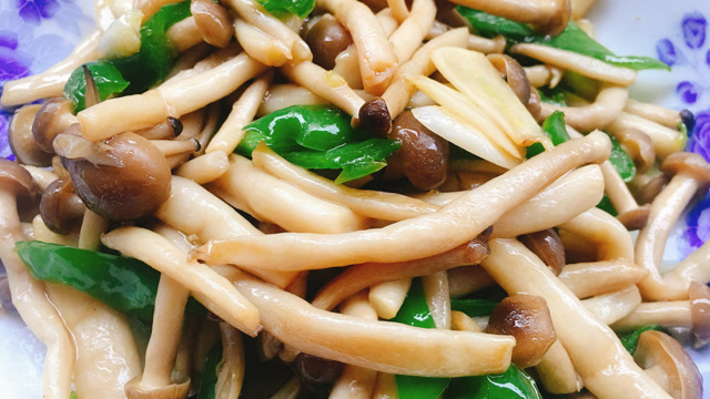 冬天吃蘑菇,营养又美味,蟹味菇鲜美嫩滑,比肉还好吃