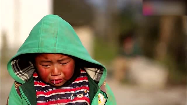 "四爷"和姐姐打架挨揍痛哭,崔子千擦鼻涕遭拒,拿出这东西瞬间笑了