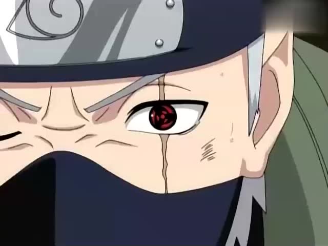 卡卡西利用写轮眼施展瞳术,让空间扭曲