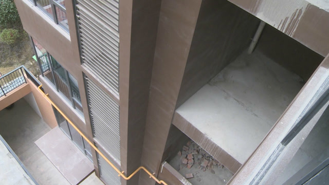 为增加使用空间 业主挨个封掉通风井!楼上邻居:这太自私了