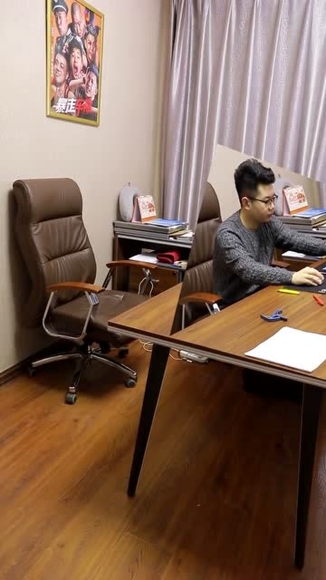 老板一直在办公室坐着,本以为有个工作狂老板,进去一看尴尬了!