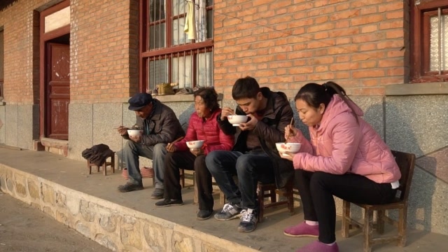 农村小两口上姨妈家,媳妇管做饭,老公包干活,忙完一起吃饭