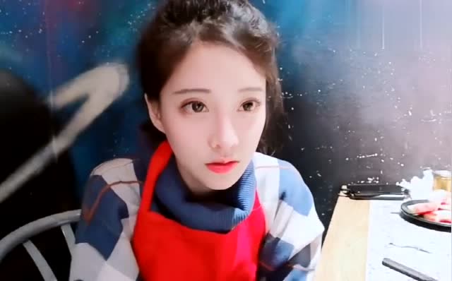 吃瓜的冯提莫超可爱连歌都唱不出来了打喷嚏后有点懵
