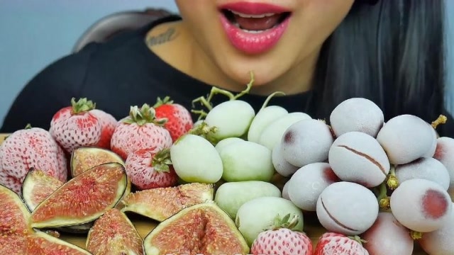 小姐姐直播吃冰冻水果,各种各样的冰冻水果,看起来好诱人!