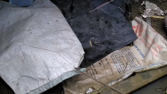 小伙感觉不对劲掀开塑料布,下一秒腿肚子都在打颤