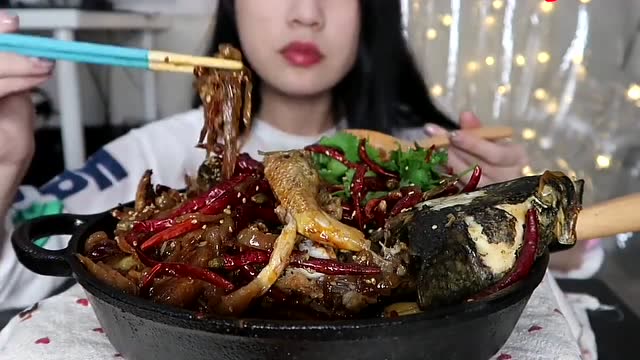 中国吃播,美女吃自制烤鱼超多辣椒,看着就超下饭!