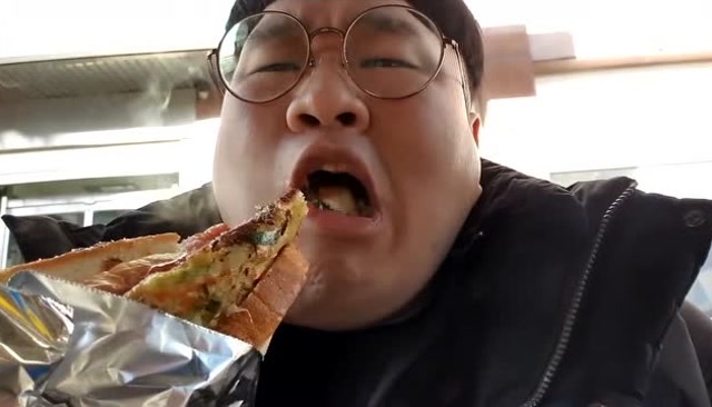 胖哥大胃王吃煎蛋夹面包一拿直接塞,太诱人了