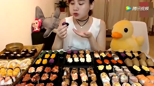大胃王密子君挑战吃120颗寿司拼盘,第一次见这么多口味的寿司