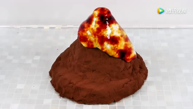 奇趣玩具,小萝莉用彩泥做漂亮火山爆发