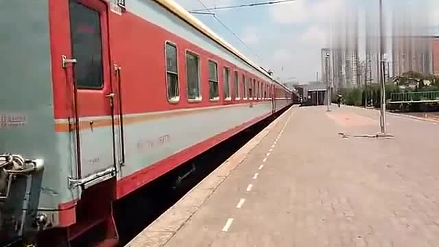 加格达奇开往大连的普快列车ss9牵引2062次进金州站停车