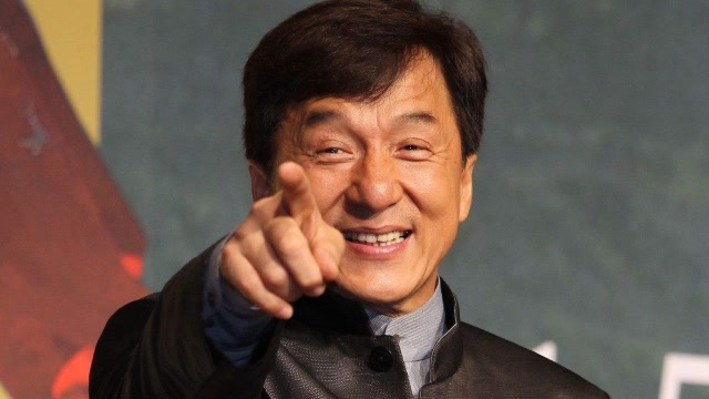 为你骄傲成龙出席国外颁奖典礼众韩国明星起立鼓掌真争光