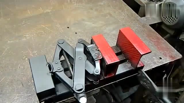 没想到把千斤顶和槽钢焊一块就变成了虎台钳,还不比买的差!