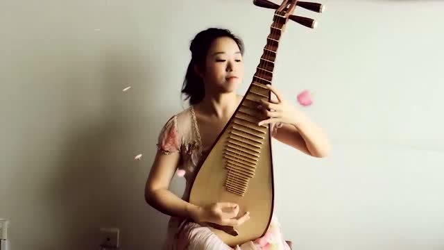 三生三世十里桃花:美女琵琶演奏《凉凉》,声音空灵悦耳!