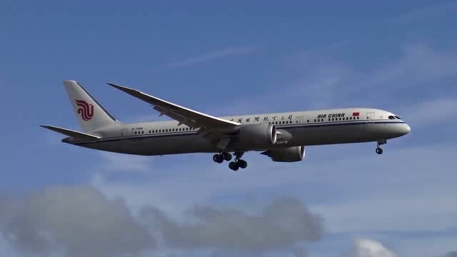 国航波音787梦想客机降落奥克兰国际机场