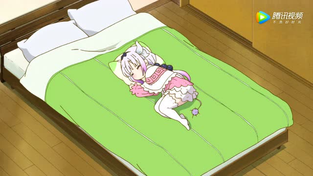 康娜抱着枕头,要托尔哄着才能睡着