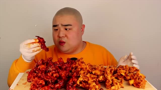 韩国小伙吃东西,吃相一点不文雅,夸张的吃相,感觉有点太讨厌