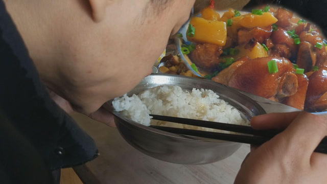 该男子午饭,一盆饭,两个菜,男子:用盆吃饭后,买米速度变快了