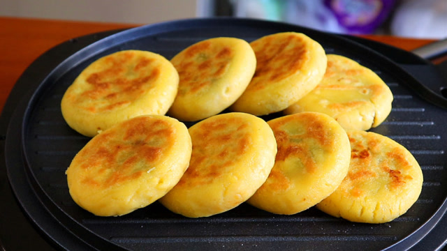 玉米糯米饼的家常做法,软糯香甜不油腻,咬一口满嘴香