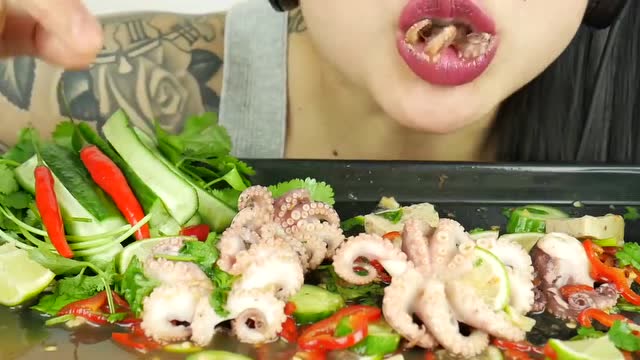 韩国吃播:美女吃章鱼爪子黄瓜条