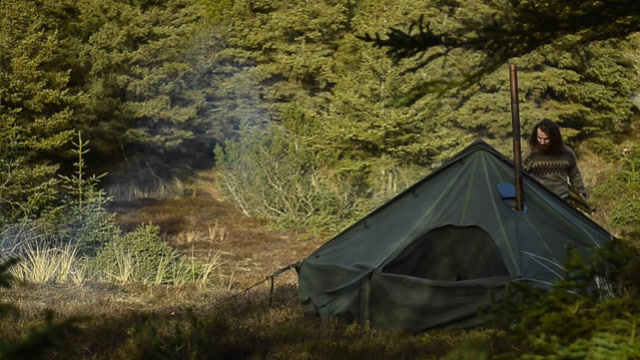 外国小哥真彪悍,独自在荒郊野外居住,动手能力很赞!