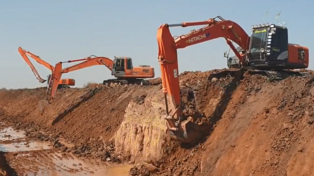 三部挖掘机一起挖土作业视频
