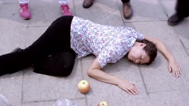 老太太走路摔倒,女孩见义勇为,旁边的人却只顾着拍照!