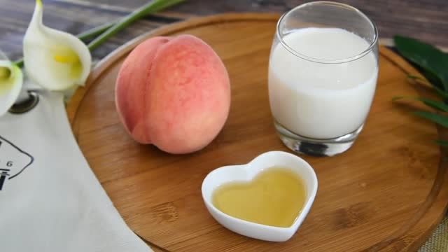 水蜜桃奶昔有着粉粉嫩嫩的外在,细腻柔滑的口感!