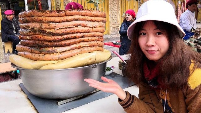 新疆喀什老城夜市摊的羊杂碎,5元1碗,当地人超爱吃