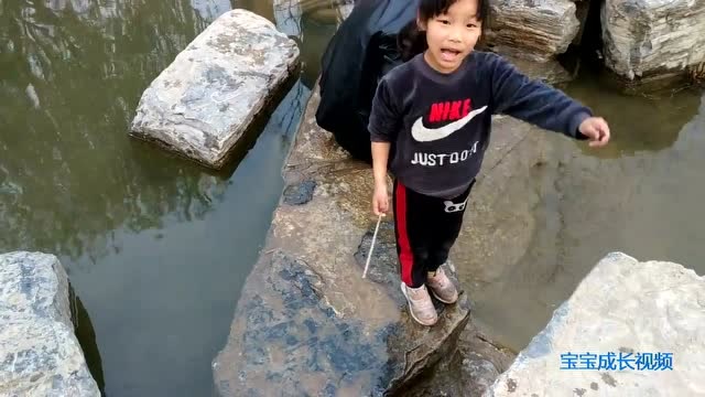 宝宝在玩水,鞋子都玩湿了,非常开心