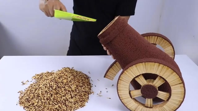 用火柴做成一个大炮,点燃看看会发生什么?这威力也太大了