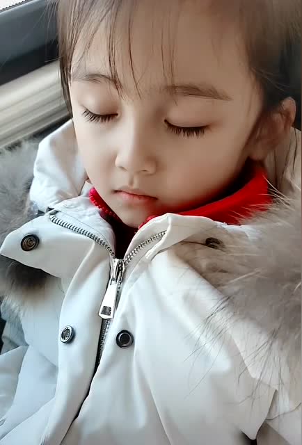 小女孩睡着了,模样好甜美呀