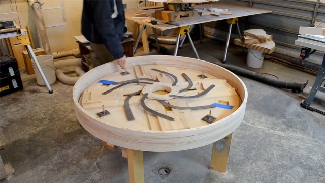 小师傅制作旋转能变大的桌子,里面是复杂的机械原理!