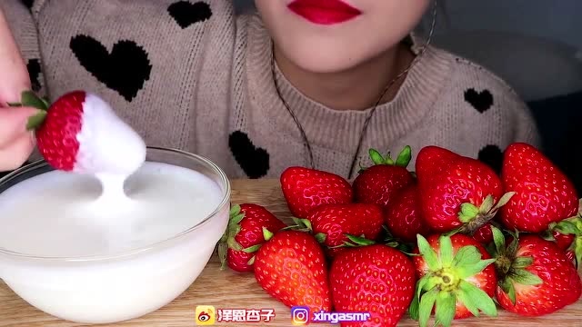 吃货美女吃草莓蘸酸奶,红红的很诱人,网友:颜值和口感上乘