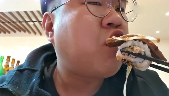 大胃王胖哥去旋转餐厅吃美食,吃光那么高一摞碟子,太能吃了吧